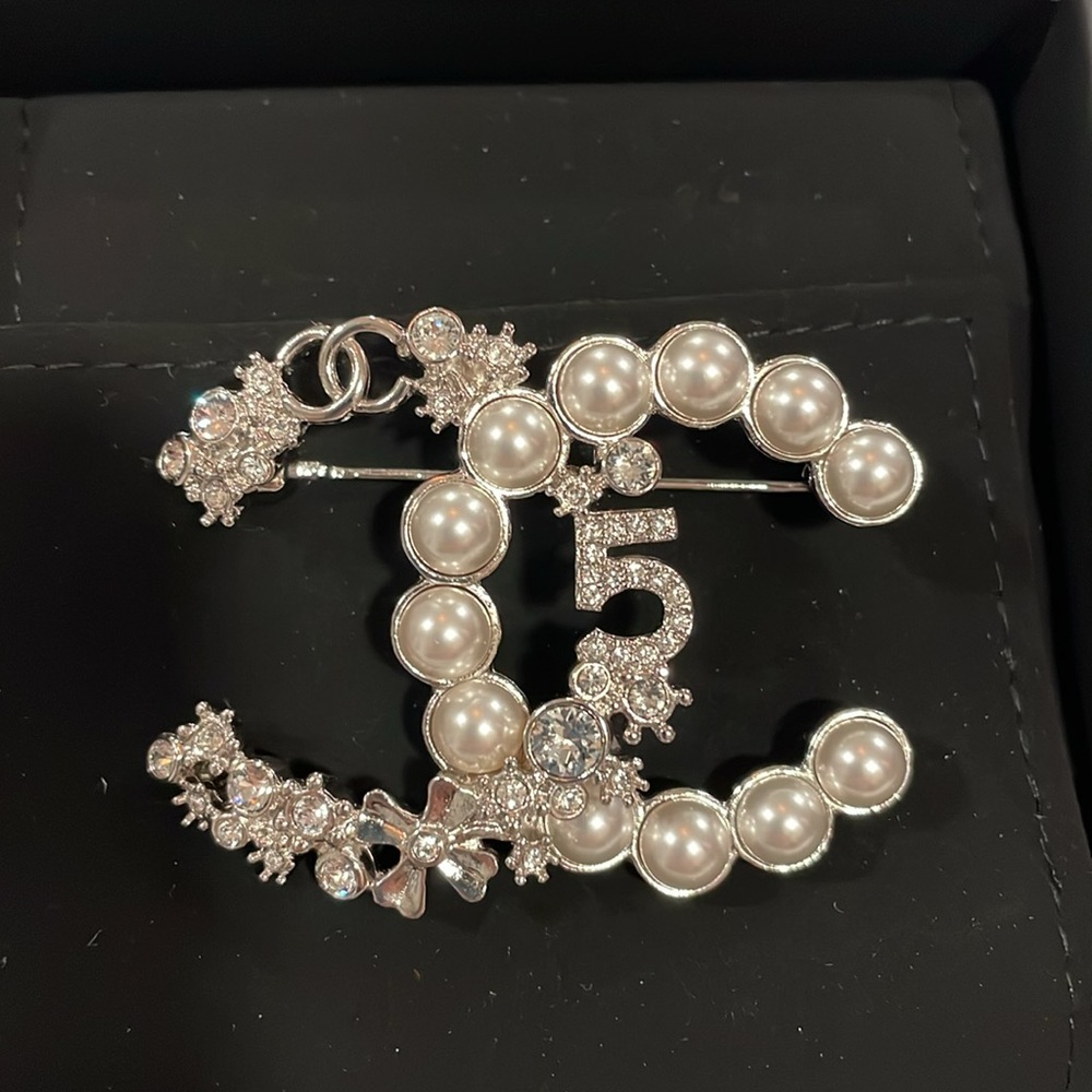 Chanel brooch, box, receipt, bag, flower and ribbon - Picture 5 of 16